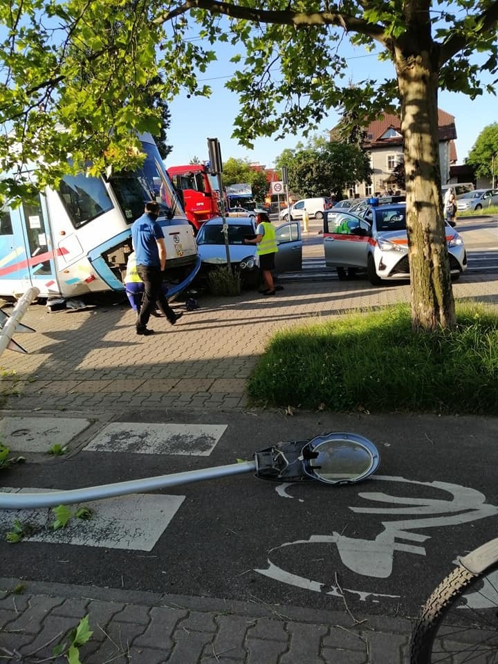 Wypadek we Wrocławiu: Tramwaj wjechał na chodnik i ściął latarnię