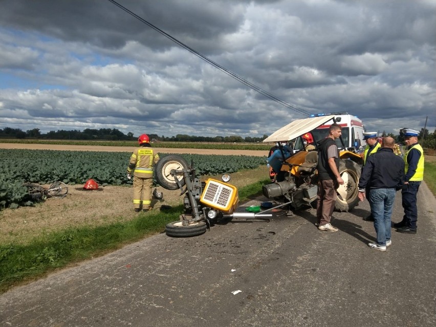 Wypadek w Bieńkówce. Ciągnik rolniczy rozpadł się po...