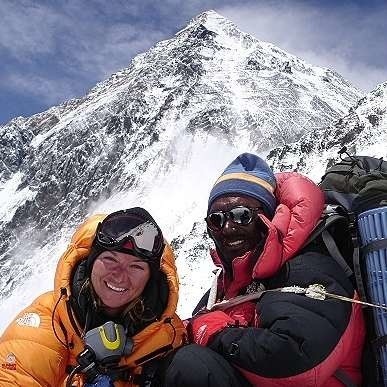 Martyna Wojciechowska (z lewej) w drodze na szczyt Mt. Everestu.