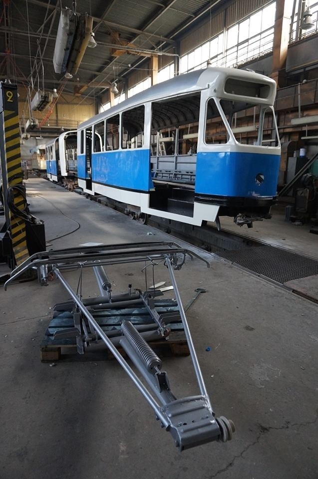 Wrocław: Trwa remont zabytkowego tramwaju (ZDJĘCIA)