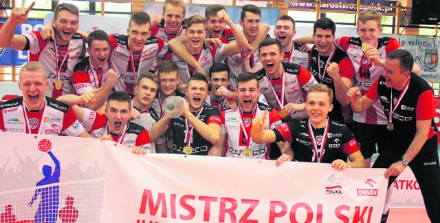 Świeżo upieczeni mistrzowie Polski juniorów, zespół AKS-u V LO Resovia Rzeszów.