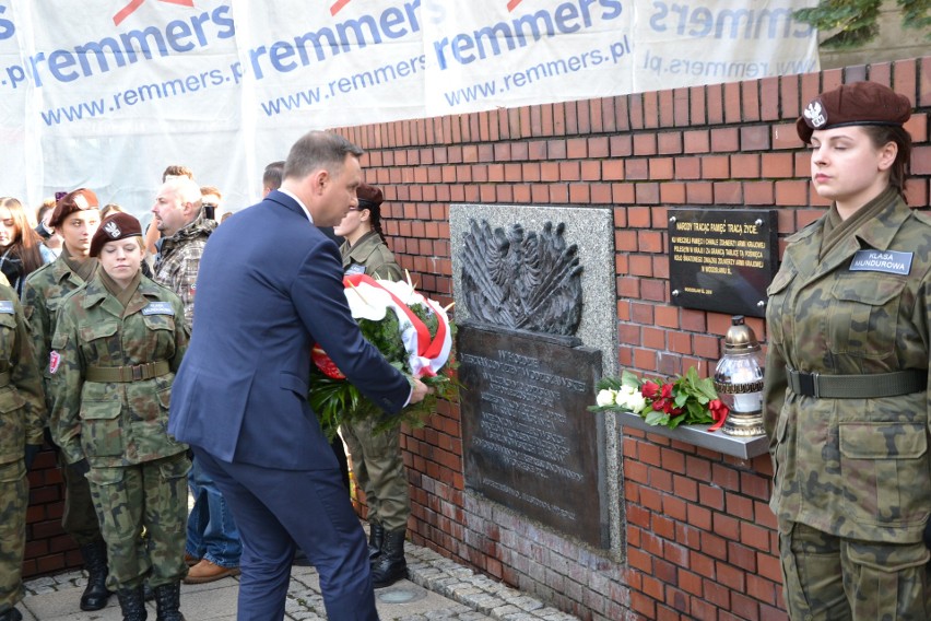 Prezydent Andrzej Duda złożył wieniec pod Pomnikiem...