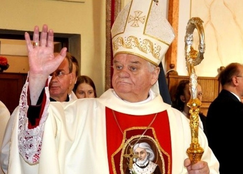 Rada Miejska w Kętach odebrała biskupowi seniorowi...