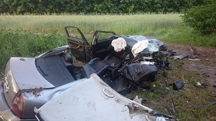Gmina Głowaczów. Wypadek w Moniochach. Młody kierowca uderzył drzewo, a jazdę skończył w rowie 