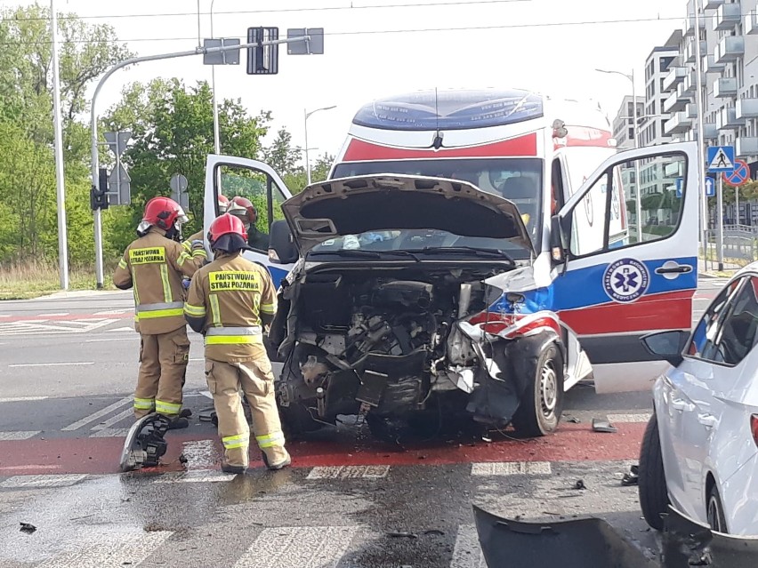 Poważny wypadek karetki we Wrocławiu. Wielkie korki na Kosmonautów