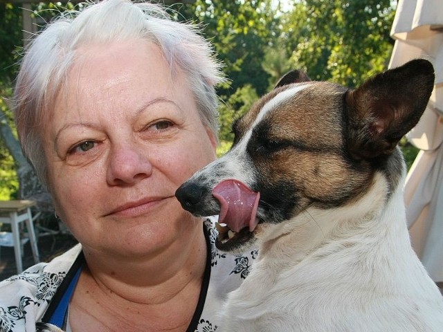 - Schronisko jest potrzebne, gdyż wielu ludzi niewłaściwie obchodzi się ze zwierzętami. Tego pieska ktoś powiesił na drzewie - mówi Anna Kuźmińska-Świder, przewodnicząca stowarzyszenia Pakla.