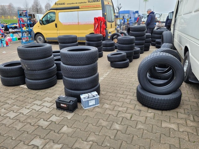 Fordy, Toyoty, Peugeoty czy Audi – różne modele tych i innych marek można było oglądać w niedzielę (6.11) do południa na placu przy Podlaskim Centrum Rolno-Towarowym.