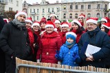 Jarmark Bożonarodzeniowy 2023 w Kielcach rozpoczęty! Mnóstwo ludzi na ulicy Sienkiewicza i Placu Artystów. Zobaczcie zdjęcia