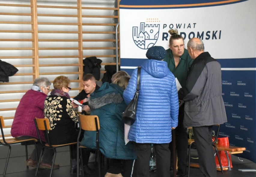 Seniorzy z powiatu radomskiego otrzymują czujniki czadu. Akcja Powiatu Radomskiego, policja i straż