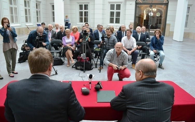 Wybory samorządowe 2014: Jacek Krywult będzie kandydował w...