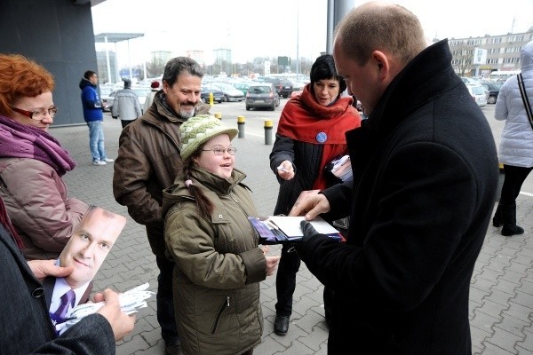 Kupujący w CH Molo bardzo ciepło witali dziś Piotra Krzystka, który namawiał do głosowania w drugiej turze wyborów na prezydenta Szczecina.