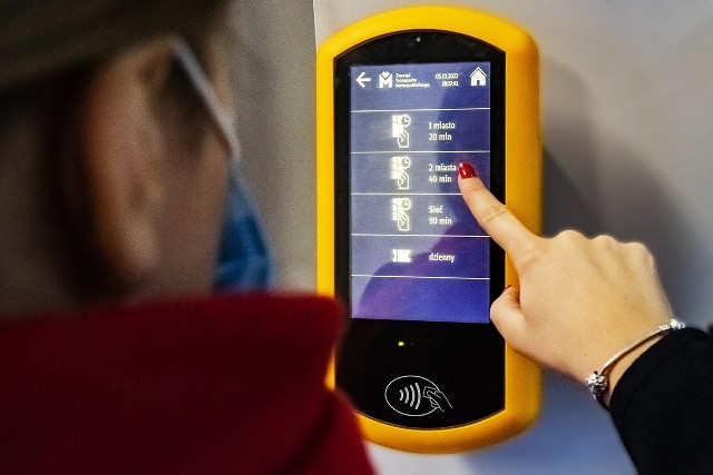 Nowe kasowniki i automaty biletowe zostały przetestowane przez GZM.  Kiedy się pojawią w autobusach i tramwajach?