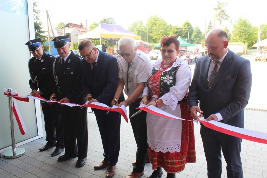 W Cichawie koło Gdowa otwarto nową remizę OSP. Wzniesienie...