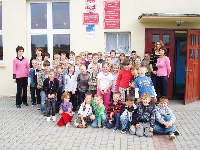 Uczniowie i nauczyciele SP w Gąskach biorący udział w interesującym przedsięwzięciu