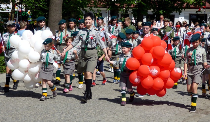 Przemarsz przez miasto otwierali buscy harcerze, pod batutą...