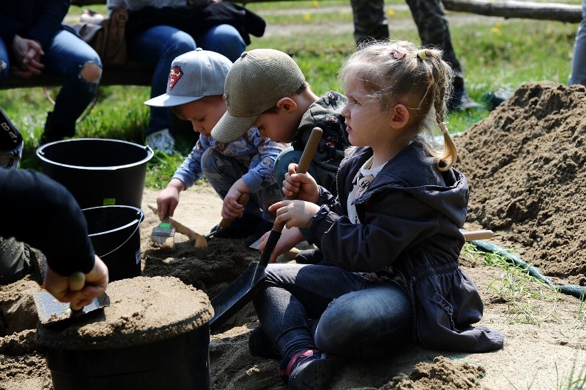 Turyści zjeżdżają do Karpackiej Troi w Trzcinicy koło Jasła, gdzie ruszył nowy sezon [ZDJĘCIA]