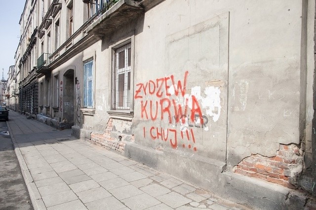 Tego typu napisy mają zniknąć z elewacji kamienic przy ul. Włókienniczej.