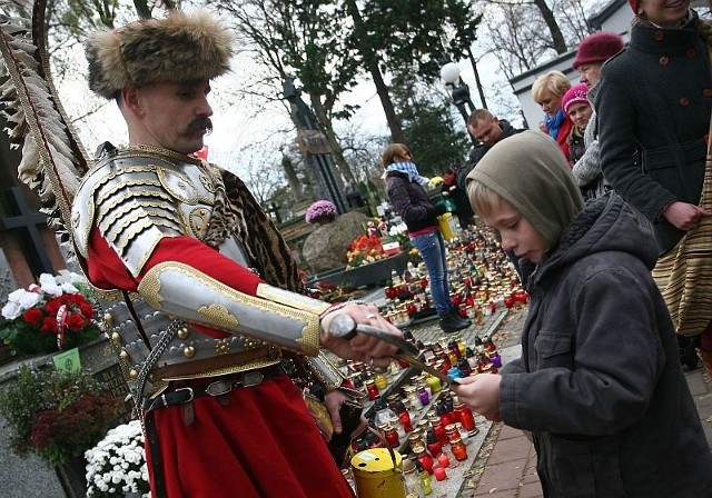 Oryginalnym strojem przyciągał kwestujący husarz Ireneusz Kobrzycki.