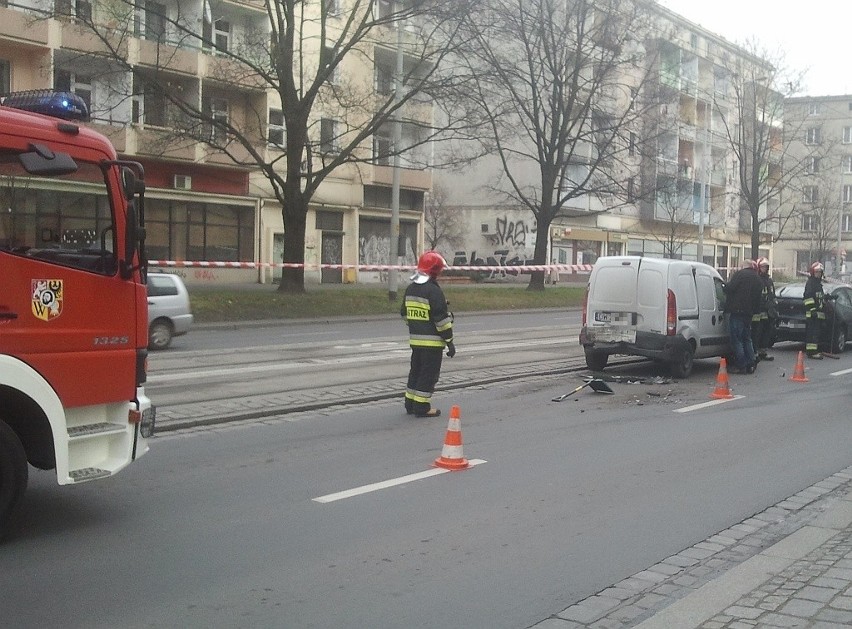 Wrocław: Wypadek na Piłsudskiego. Zderzyły się trzy samochody (ZDJĘCIA)