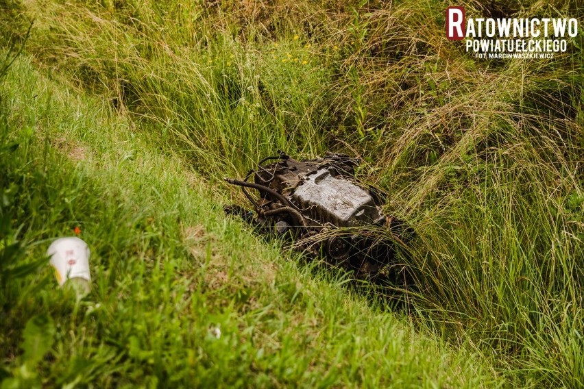 Groźny wypadek na drodze Woszczele - Bałamutowo. Skoda uderzyła w drzewo i dachowała (zdjęcia)