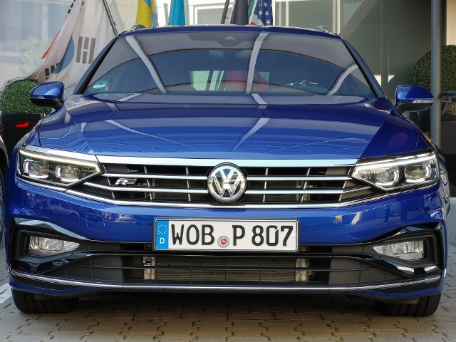 Trudno oczekiwać od Volkswagena eksperymentów i szaleństwa, choć kilka ostatnich modeli w ofercie odrobinę łamie ten szablon – T-Cross, T-Roc oraz flagowy Arteon. Z Passatem jest jednak inaczej. Jest to bowiem filar oferty i tutaj miejsc na eksperymenty po prostu nie ma. Odświeżona wersja wygląda niemal tak samo, ale kryje bardzo dużo innowacji. Zapraszamy na prezentację odświeżonego Volkswagena Passata prosto z Frankfurtu.Fot. Kamil Rogala