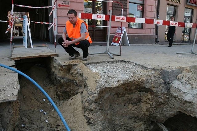 Pod chodnikiem, na którym stoi Marcin Świderski, kierownik robót drogowych znajdują się piwnice.