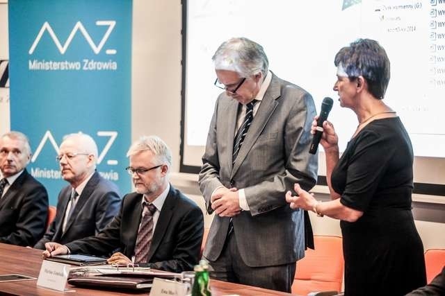 Minister zdrowia prof. Marian Zembala (stoi) i szef pakietowego teamu dr Zbigniew Pawłowicz (pierwszy od lewej )