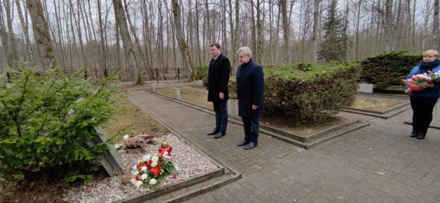Ambasador Łotwy Juris Poikāns z wyzytą w Krępie Kaszubskiej. Cmentarz Ofiar Marszu Śmierci
