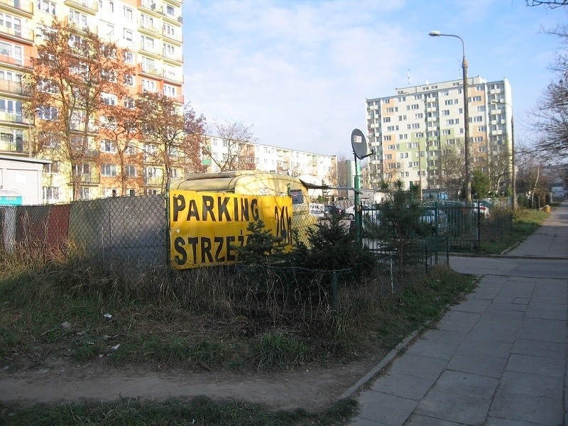 Tajemnicza kradzież na parkingu na Dąbrowie