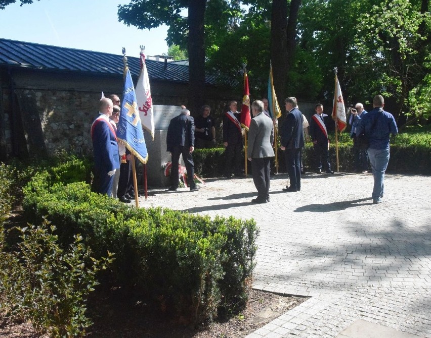 Działacze świętokrzyskiej "Solidarności" złożyli kwiaty pod pomnikiem na skwerze Żeromskiego w Kielcach