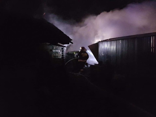 W środę nad ranem strażacy walczyli z pożarem budynku gospodarczego - szopy, na jednej  z  posesji w Baranowie Sandomierskim. Niewykluczone, że doszło do podpalenia. ZOBACZ NA KOLEJNYCH SLAJDACH>>> O pożarze służby ratownicze zostały powiadomione przed godziną 5 w nocy z wtorku na środę. Do działań zadysponowano zastępy Państwowej Straży Pożarnej w Tarnobrzegu oraz ochotników z jednostek w Baranowie Sandomierskim, Skopaniu i Woli Baranowskiej.Strażacy skupiali się nie tylko na ugaszeniu płomieni, ale także na zapobieżeniu przeniesieniu się ognia na pobliski dom.  Działania okazały się skuteczne. Strażacy przypuszczają, że pożar powstał wskutek podpalenia.
