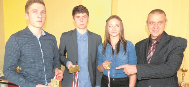  Buskie Słoneczko na medal! Trofea z 2015 roku celebrują: Damian Sator, Mateusz Wróbel, Patrycja Banaś i trener Zdzisław Perepiczko.