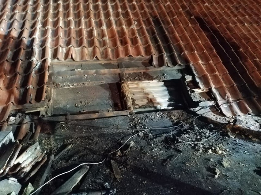 Pożar w Szymankowie w pow. malborskim 24.09.2019. Palił się dach wielorodzinnego domu przy ul. Głównej