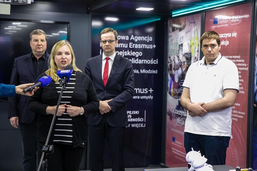 Mobilne Centrum Edukacyjne odwiedziło Białystok. Uczniowie i nauczyciele mogli skorzystać z nowoczesnej przestrzeni szkoleniowej