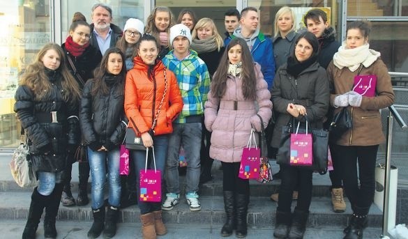 Dziś ukraińska młodzież żegna się ze swoimi kolegami i koleżankami z ZS nr 2 w Koszalinie. Kilka dni wystarczyło, by zawiązały się międzynarodowe przyjaźnie. Za kilka miesięcy polska młodzież odwiedzi swoich rówieśników na Ukrainie.