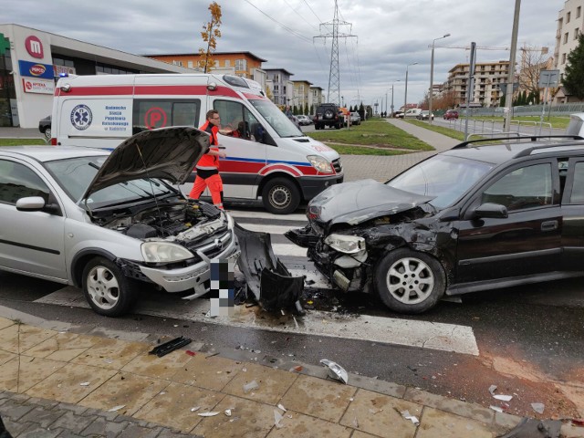 Wypadek u zbiegu ulicy Sempołowskiej i Paderewskiego trzech pojazdów. Cztery osoby trafiły do szpitala.