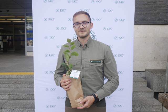 Najbardziej cieszy, że ludzie te drzewa sadzą i sprawia to im przyjemność - mówi Tomasz Maćkowiak z Regionalnej Dyrekcji Lasów Państwowych w Poznaniu