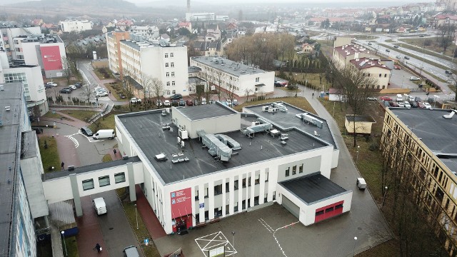 Za około 1,5 miliona złotych wybudowany zostanie łącznik pomiędzy Szpitalnym Oddziałem Ratunkowym (na pierwszym planie), a Kliniką Neurologii i Oddziałem Wewnętrznym Wojewódzkiego Szpitala Zespolonego w Kielcach (To budynek z tyłu, z pomarańczowymi fragmentami elewacji).