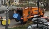Kraków. Segregacja śmieci w praktyce. Wszystkie kubły trafiają do jednej śmieciarki