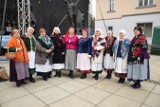 Krzeszowice. Pastorałki pełne codziennego życia. Gdy kolędnicy szli śpiewając, to gospodarze już czekali w drzwiach