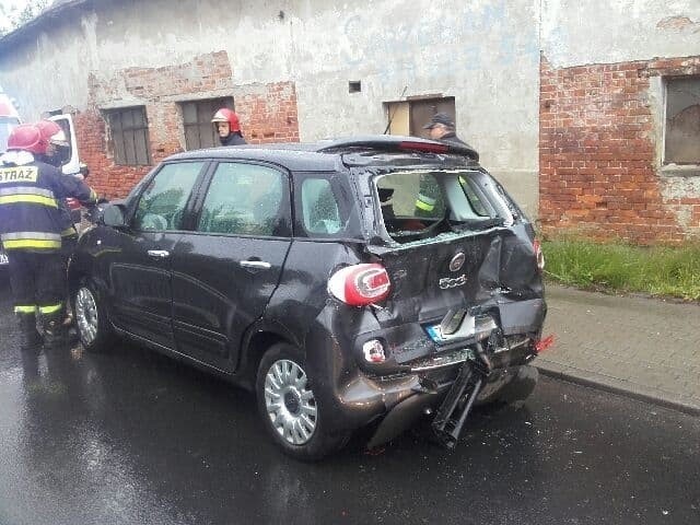 Na krajowej "szóstce" w miejscowości Malechowo doszło do zderzenia się ciężarówki z samochodem osobowym. Jedna osoba została poszkodowana. - Wiemy na pewno, że samochód ciężarowy zderzył się z osobówką. W pojazdach znajdowały się trzy osoby, jedna z nich była opatrywana przez zespół ratownictwa medycznego, jednak nie trafiła do szpitala - mówi nam kpt. Damian Tomczyk, oficer prasowy Państwowej Straży Pożarnej w Sławnie. Przyczyny wypadku ustala policja. Ruch na odcinku drogi w Malechowie prowadzony jest wahadłowo. Aktualizacja: - Z naszych ustaleń wynika, że kierujący pojazdem marki DAF nie zachował ostrożności i najechał na tył Fiata 500 - informuje mł. kpt. Kinga Warczak, rzecznik prasowa Komendy Powiatowej Policji w Sławnie. Jak dodaje nikomu nic poważnego się nie stało. Wszyscy uczestnicy wypadku byli trzeźwi. Obecnie ruch na tym odcinku drogi odbywa się już prawidłowo. Kierowca ciężarówki został ukarany mandatem karnym. Zobacz także: Wypadek na ulicy Gnieźnieńskiej w Koszalinie