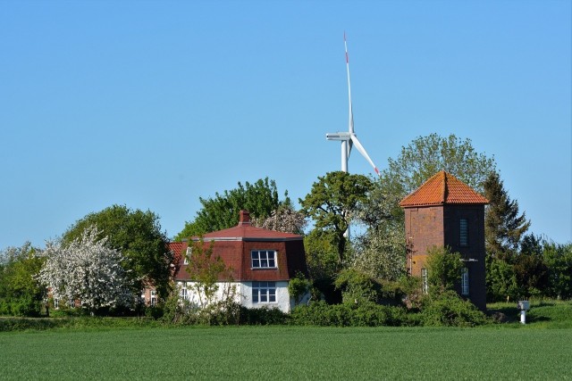 Przydomowa elektrownia wiatrowa przekształca energię wiatru na przydatną do zastosowań domowych energię elektryczną.