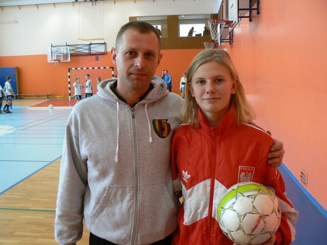 Młoda piłkarka Ewa Cieśla ze swoim trenerem Marcinem Wengorskim. To on zabiegał, by dziewczynka pięła się wyżej.