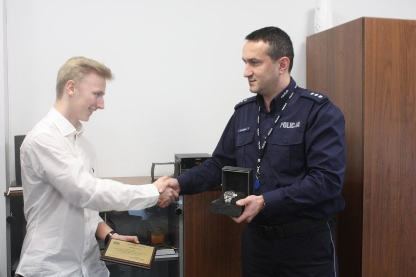 Powiat krakowski. 15-latek znalazł portfel i zaniósł na policję. Został nagrodzony przez komendanta powiatowego