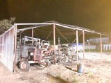Ogromny pożar w Wierzbicy! Spalił się samochód, ciągnik i przyczepa kempingowa [DUŻO ZDJĘĆ]