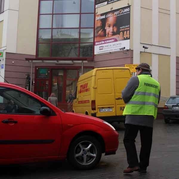 Godzina postoju przy Galerii Rzeszów to 2 zł, dwie godziny - 4 zł. Kto pokaże paragon z galerii, godzinę parkowania ma darmo.