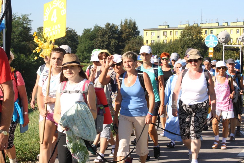 Oświęcimscy pątnicy w pięciu grupach z dekanatów:...