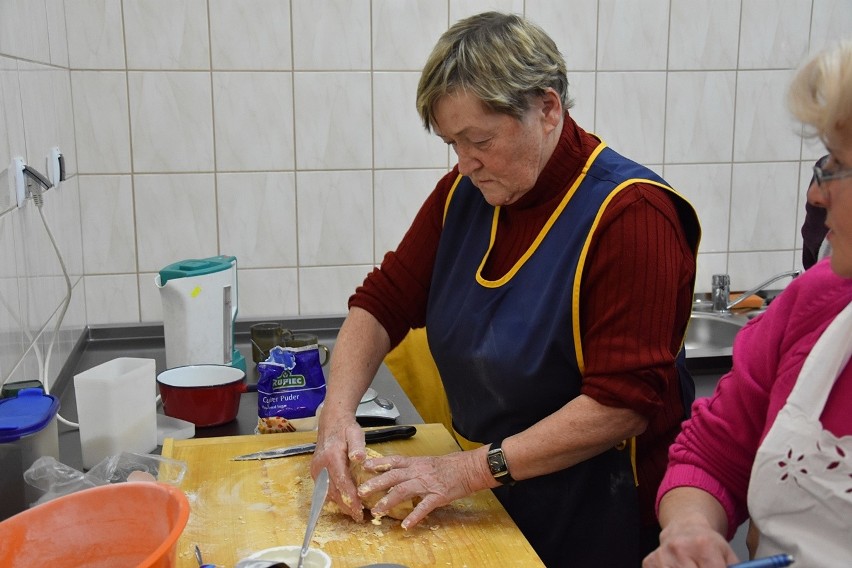 Dominikowice. Pączki pachniały masłem i domową różą, a chrust rozpływał się w ustach - kulinarne, karnawałowe spotkanie najlepszych gospodyń