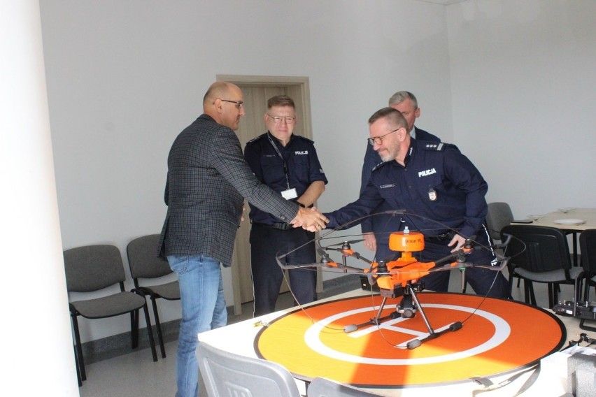 Dron dla Komisariatu Policji w Dobrzejewicach. Sprezentowali go trzej wójtowie