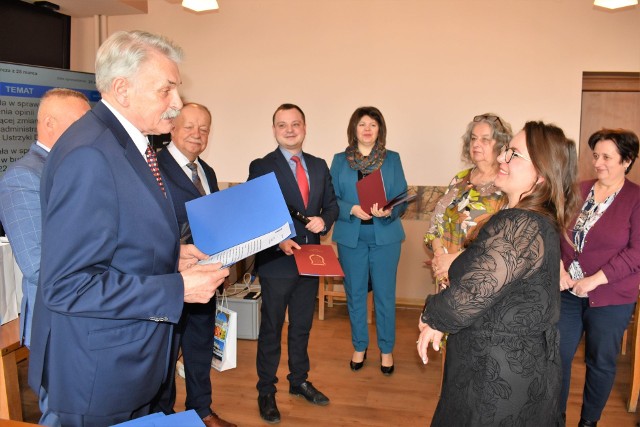 Podczas sesji Rady Gminy w Birczy, na ręce sołtysów władze gminne i powiatowe złożyły podziękowania za liczby udział mieszkańców w konsultacjach.
